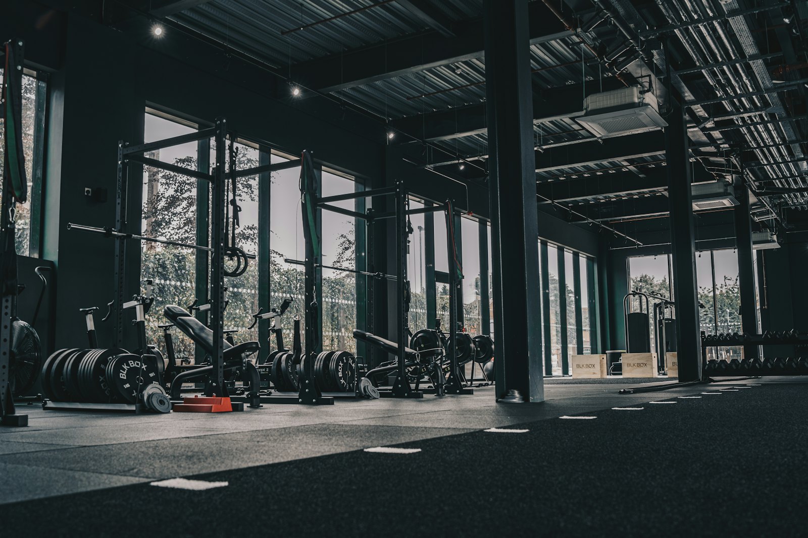 Gimnasio amplio recién equipado