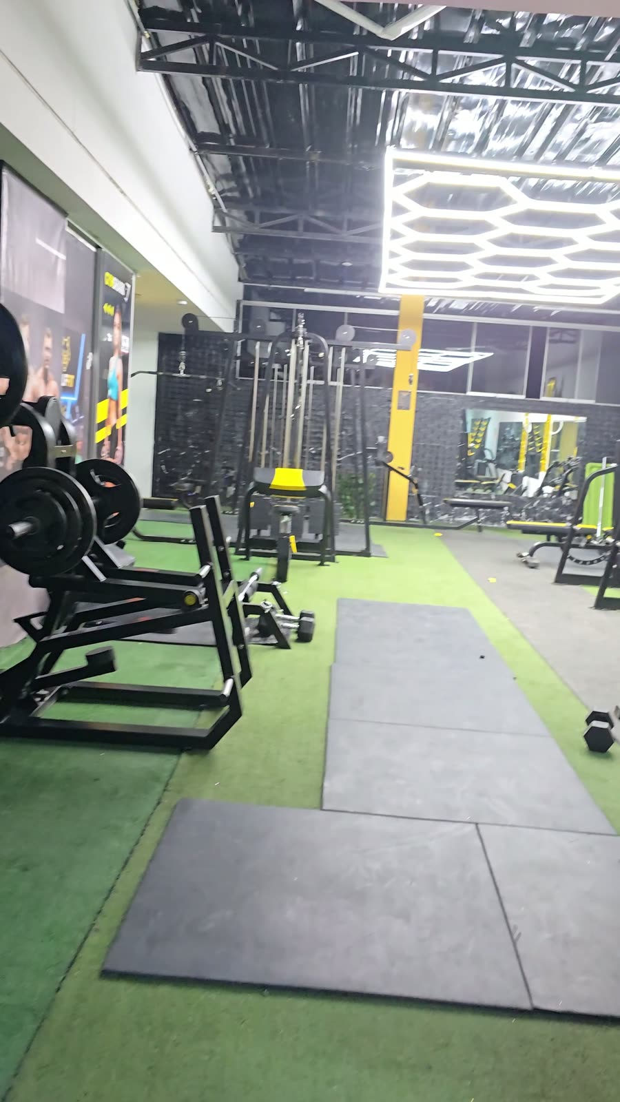 Sala de máquinas del gimnasio WolfFit